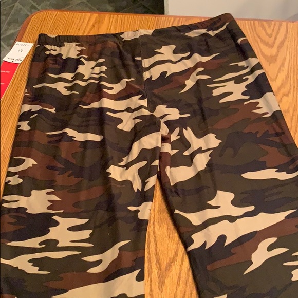 Hot Kiss CAMO FLARE LEG Pants, size juniors M. - Picture 10 of 10